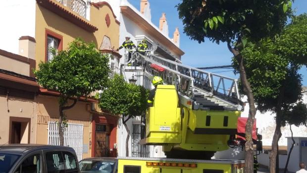 Bomberos de San Fernando intervienen tras el derrumbe de un balcón en calle Escaño