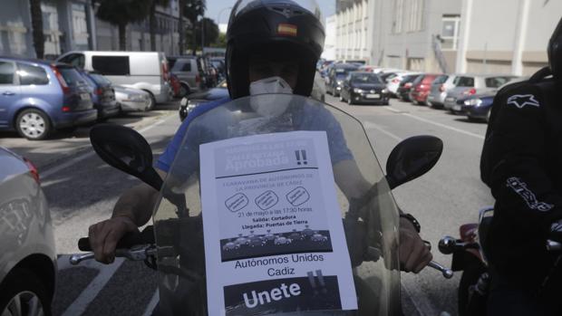 Una caravana de autónomos toma las calles de Cádiz