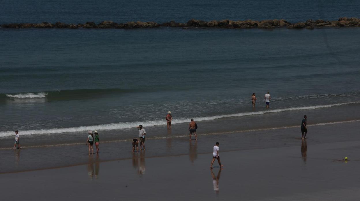 Personas paseando este sábado por la playa de Cádiz