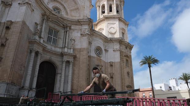 Así será la devolución del dinero de palcos y sillas de la Semana Santa de Cádiz: citados por whatsapp y con normas de seguridad