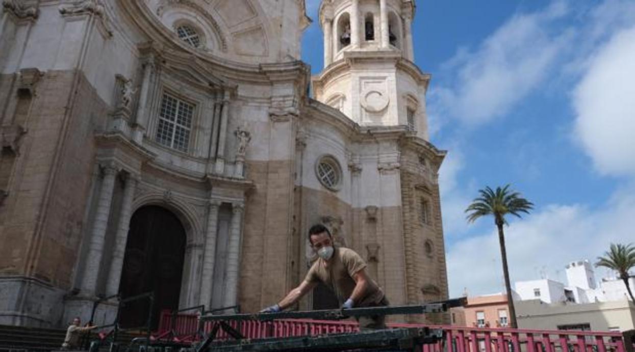 Desmontaje de los palcos de la frustrada Semana Santa de 2020 por el Covid-19.