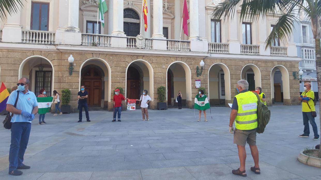 Una docena de personas se han concentrado a las puertas del Ayuntamiento de Cádiz.