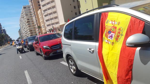 Cerca de medio millar de coches muestra en la Avenida de Cádiz su descontento con el gobierno de Sánchez