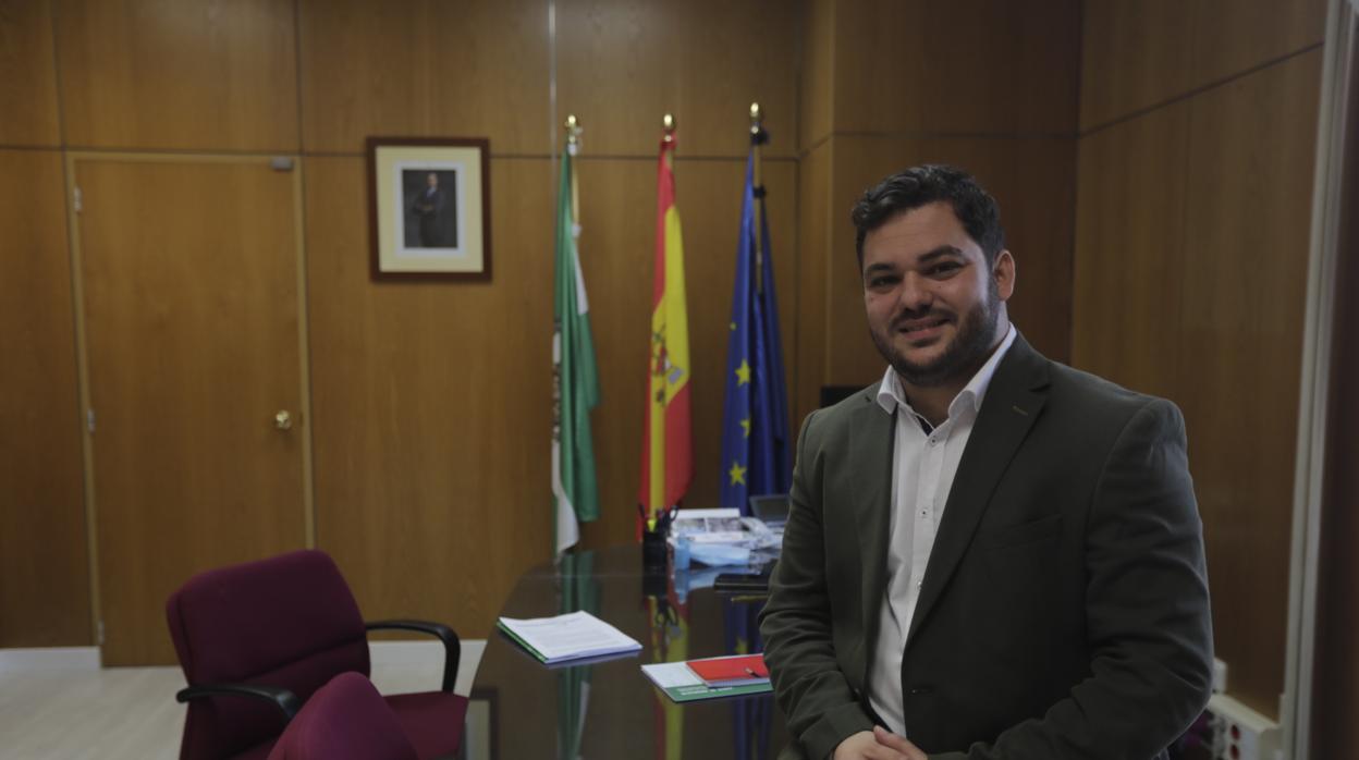 El delegado territorial de Turismo, en su despacho.