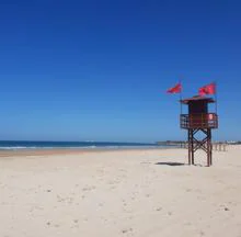 La bandera roja permanece en las playas de Chiclana.