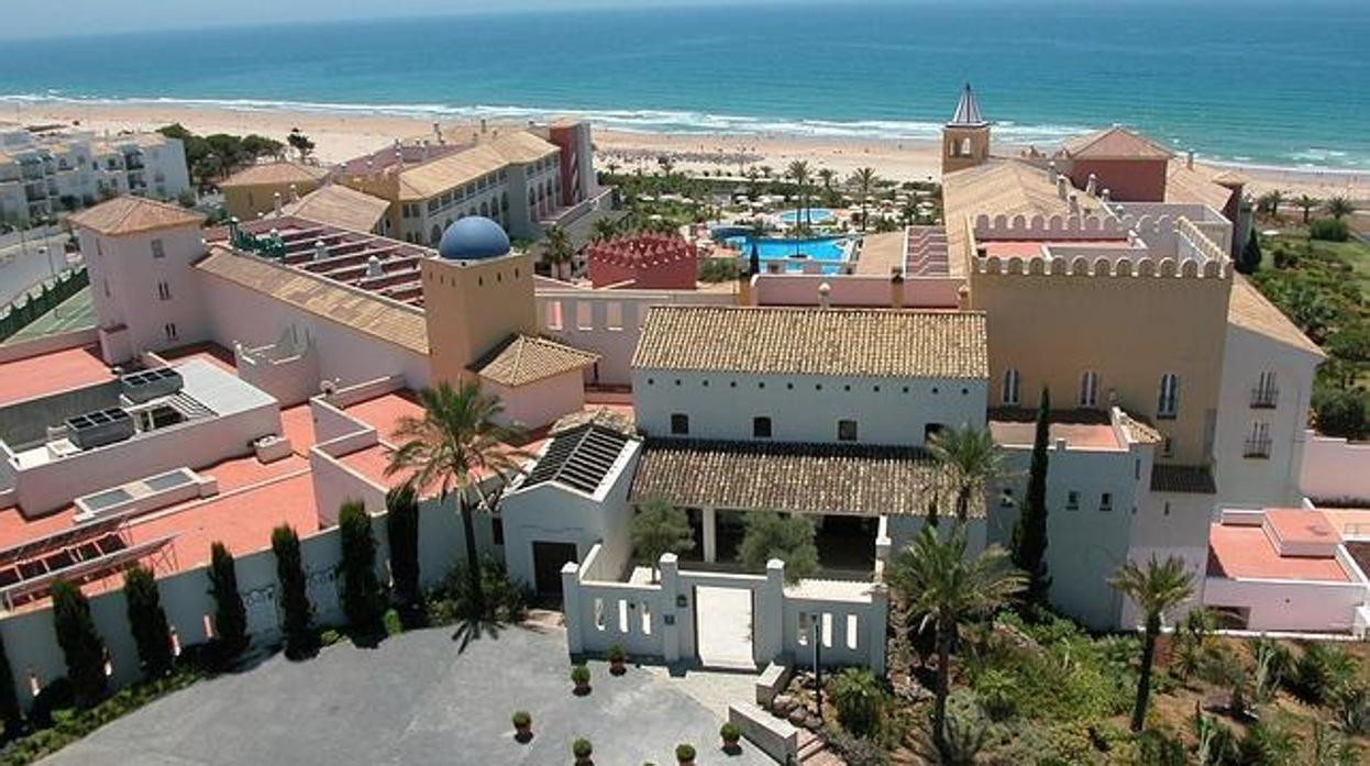 El hotel Fuerte Conil Resort es uno de los más visitados de la costa gaditana en verano.