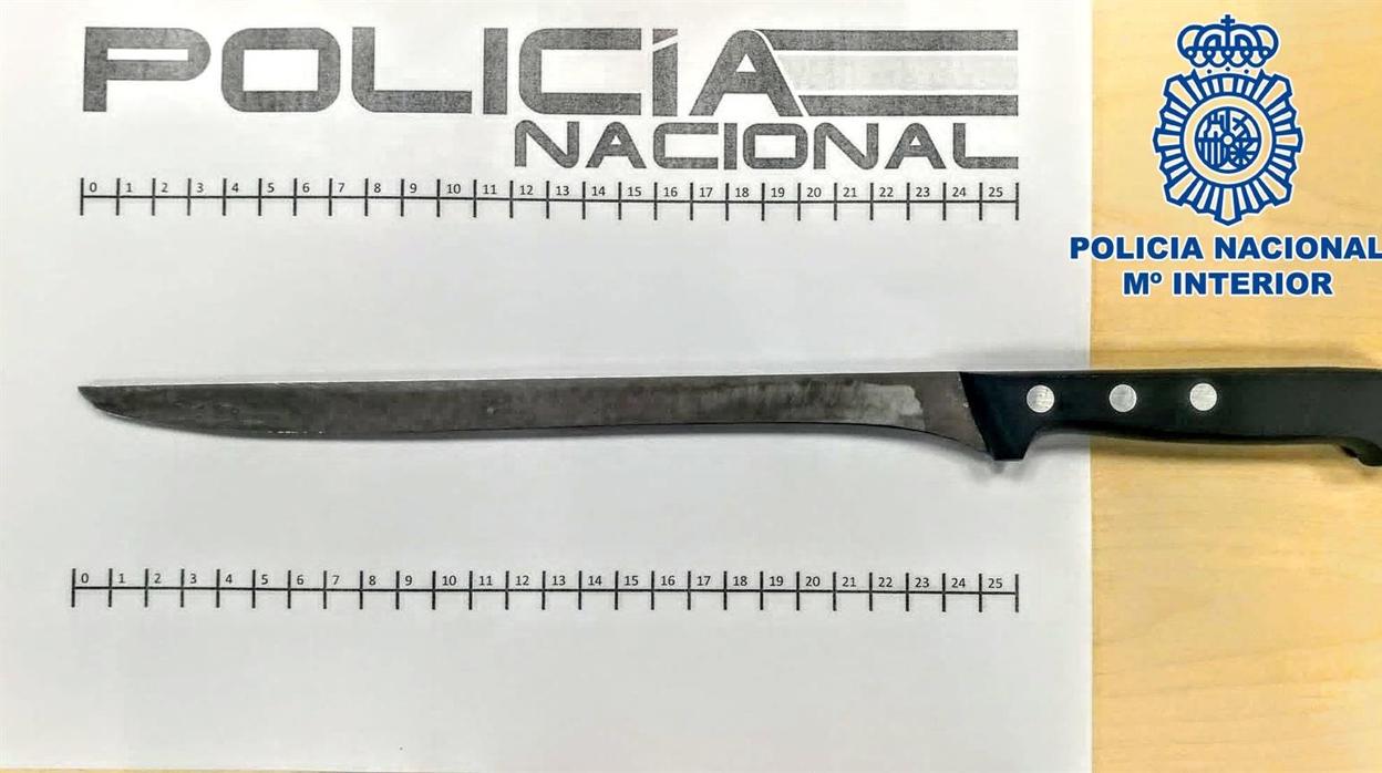 Imagen del cuchillo con el que amenazaba a los clientes