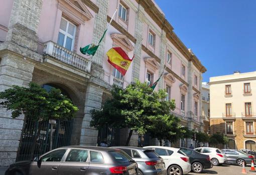 Banderas a media asta en la Diputación de Cádiz.