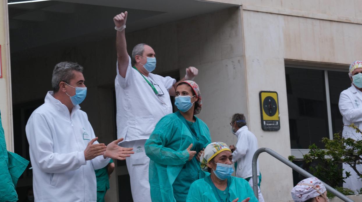Sanitarios aplauden en la puerta del hospital.
