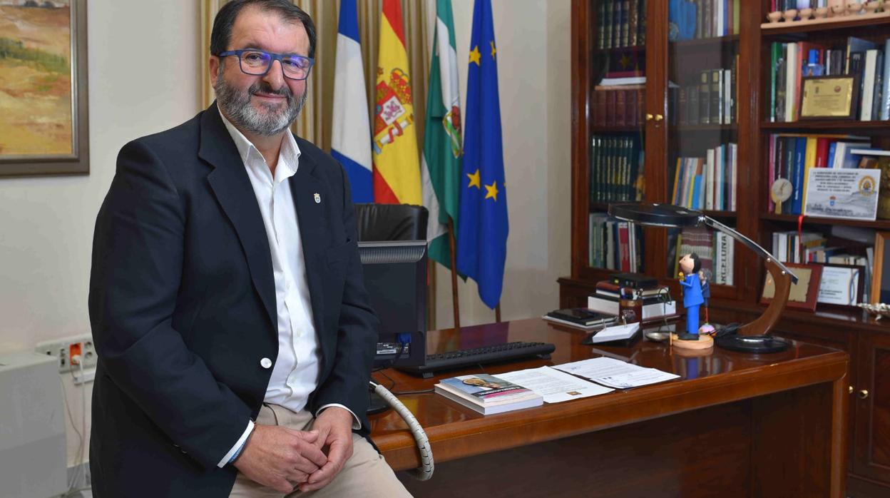 Juan Ávila, alcalde de Carmona, en su despacho del Ayuntamiento