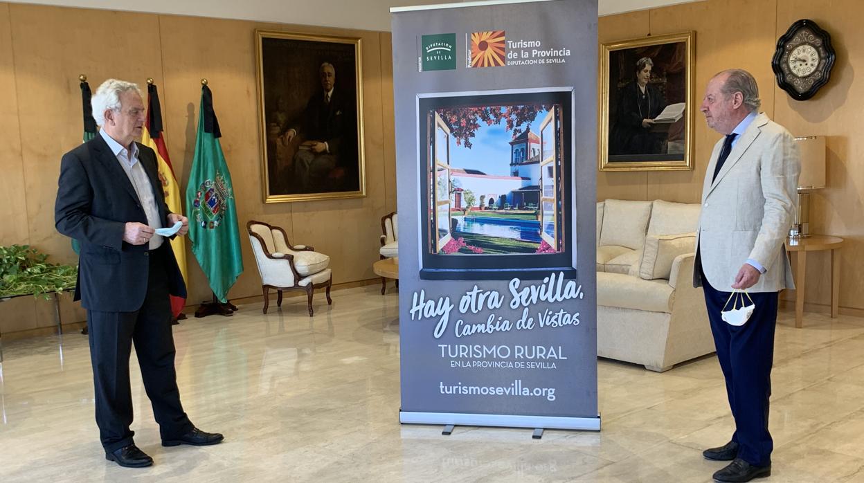 El presidente de la Diputación, Fernando Rodríguez Villalobos, junto al presidente de la Asociación de Hoteles de Sevilla y Provincia, Manuel Cornax, en la presentación del acto