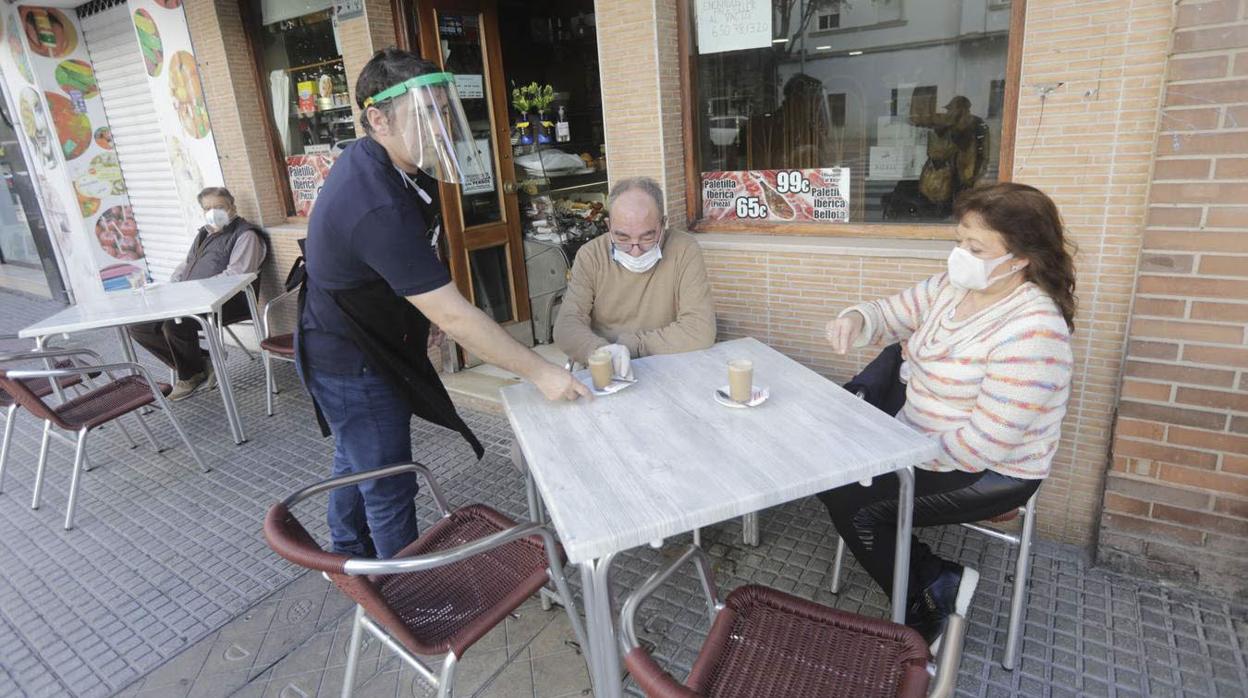 Varios clientes tomando un café en un bar de la capital gaditana.