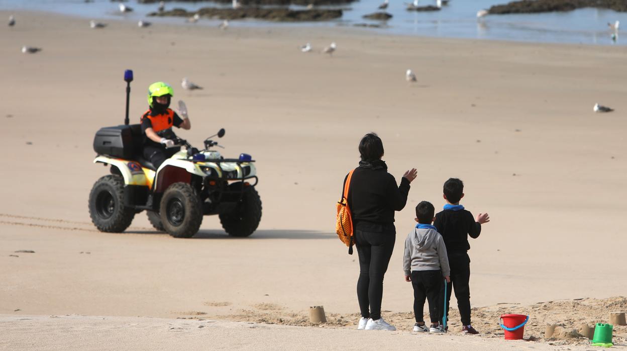 Los usuarios de la playa deberán mantener la distancia de seguridad.