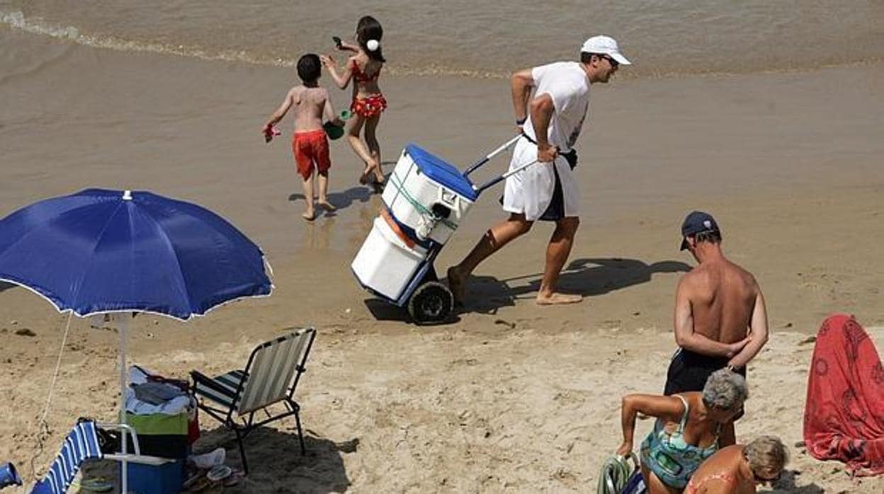 Los vendedores ambulantes de la playa reclaman sus licencias para poder iniciar su actividad.