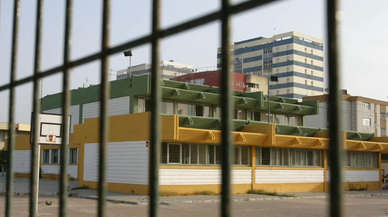 El Colegio Eduardo Benot, uno de los centros que ha cerrado sus puertas en la capital gaditana.