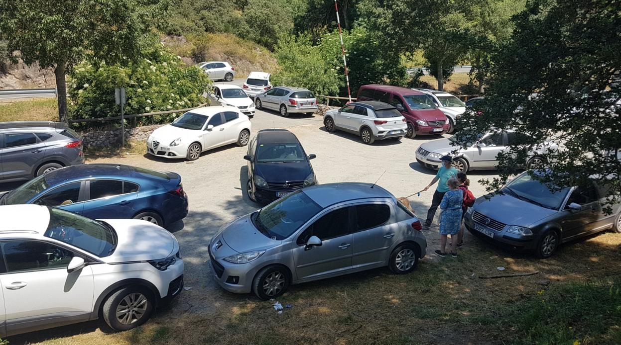 Aparcamiento de la Ribera del Huéznar este pasado fin de semana