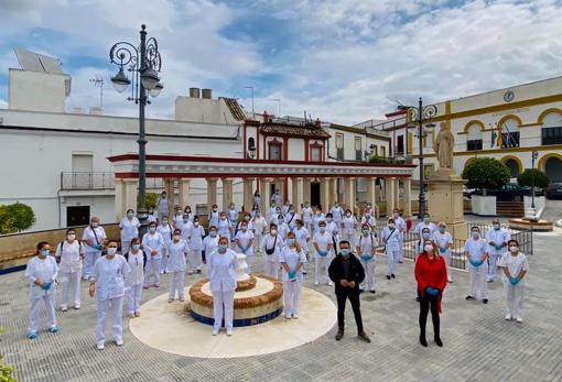 El alcalde de Las Cabezas de San Juan y la delegada municipal de Bienestar Social, con el equipo de Ayuda a Domicilio