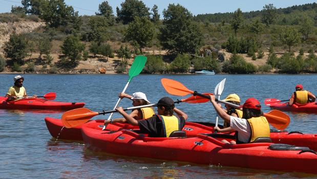 Los campamentos de verano en la provincia de Sevilla, en el aire y pendientes del BOE