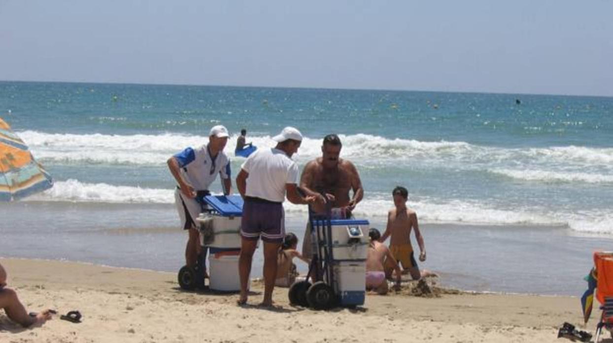 Los vendedores ambulantes ya están autorizados para vender en las playas de la capital.