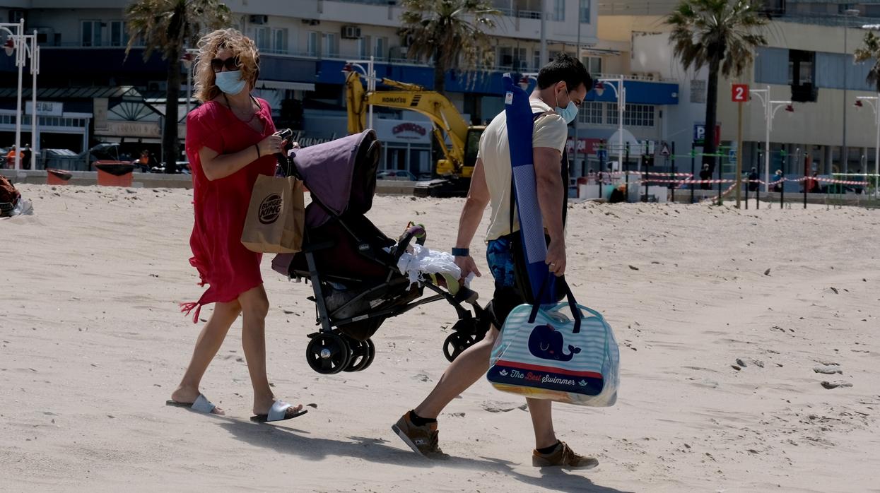 Gaditanos, en la playa de la Victoria.