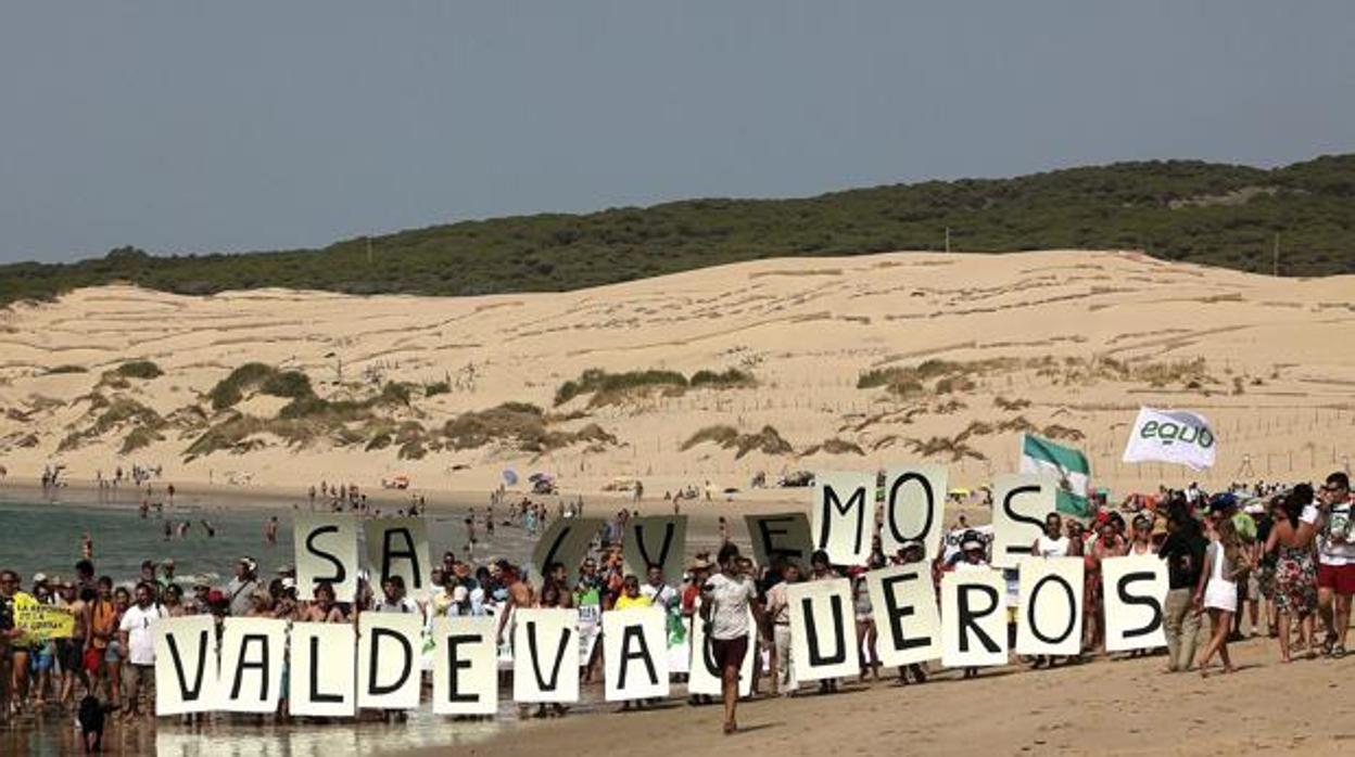 Protestas en la playa de Valdevaqueros.