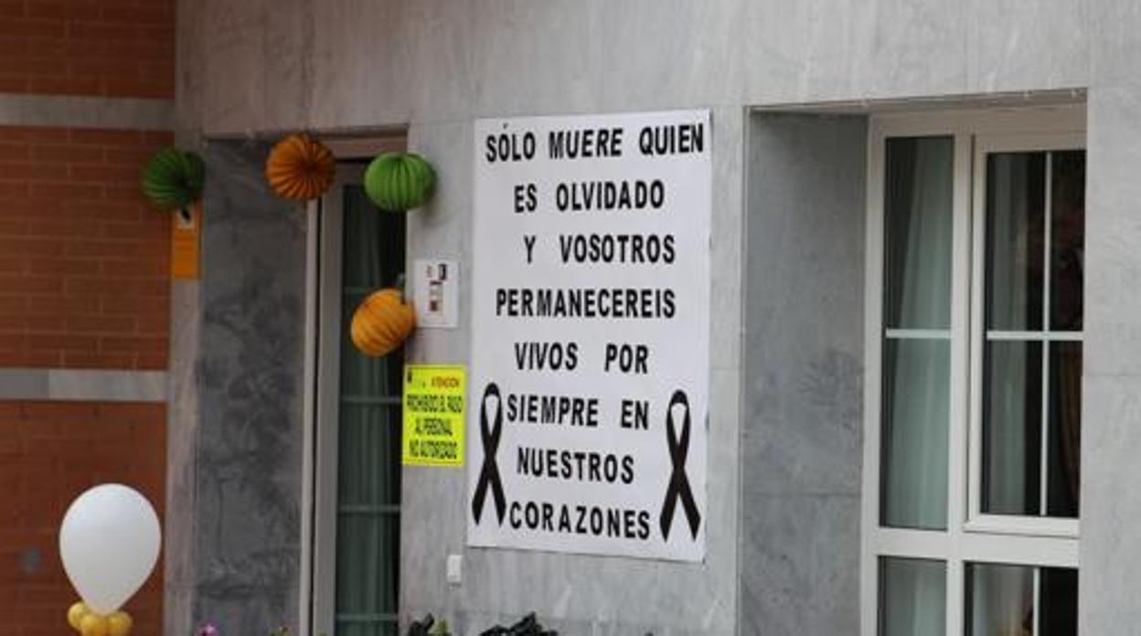 Cartel en la residencia de Alcalá del Valle para recibir a los mayores en su regreso a las instalaciones.