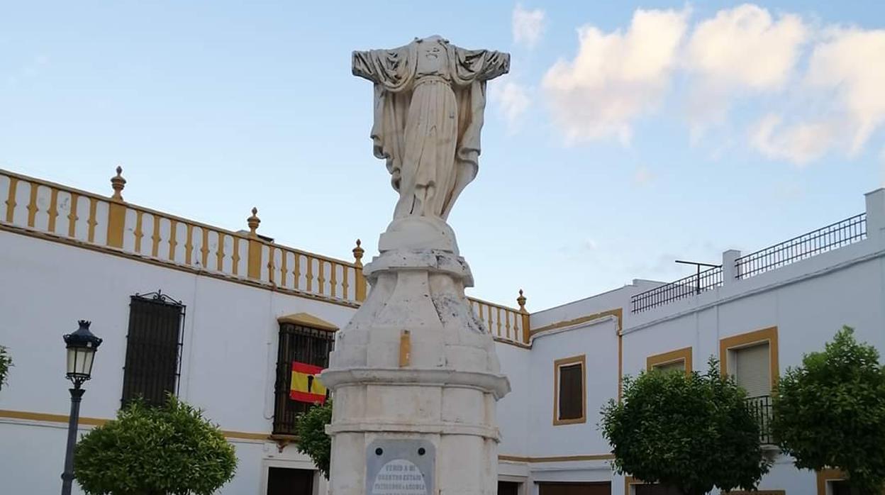 La imagen vandalizada del monumento al Sagrado Corazón de Jesús en La Roda de Andalucía ABC