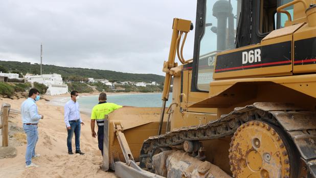 Las playas de Los Caños de Meca, en Barbate, preparadas para la temporada de verano