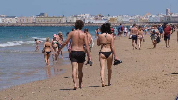 Los paseos por la orilla de la playa no están garantizados este verano por la distancia de seguridad