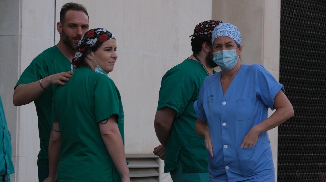 Sanitarios en el hospital gaditano de Puerta del Mar,