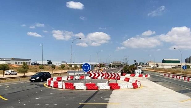 Dos Hermanas instala una glorieta provisional en la avenida 4 de Diciembre