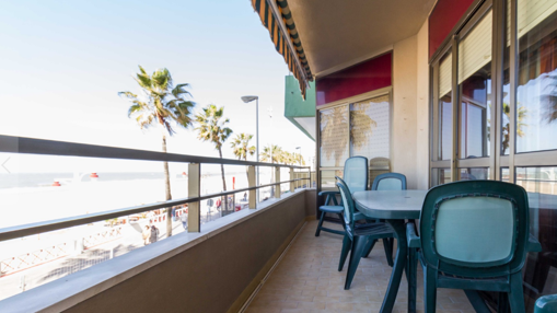 La espectacular terraza de este piso del Paseo Marítimo.