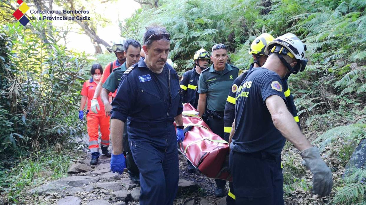 Bomberos rescata a un joven tras caer a una poza en el sendero Río de la Miel en Algeciras