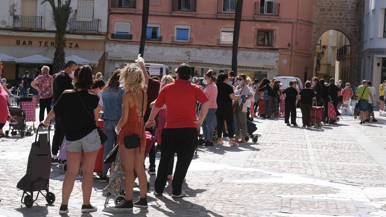 Colas de personas hace unos días esperando a recibir comida en Cádiz.