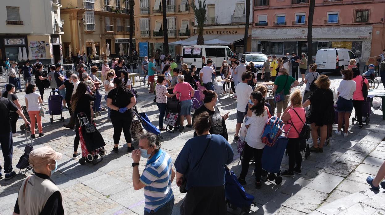 Colas en la plaza de la Catedral hace una semana para la recogida de alimentos de Despertares.