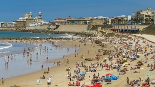 Horeca pide al Ayuntamiento de Cádiz reservar parte del aforo de las playas de Santa María del Mar y La Caleta para los hoteles