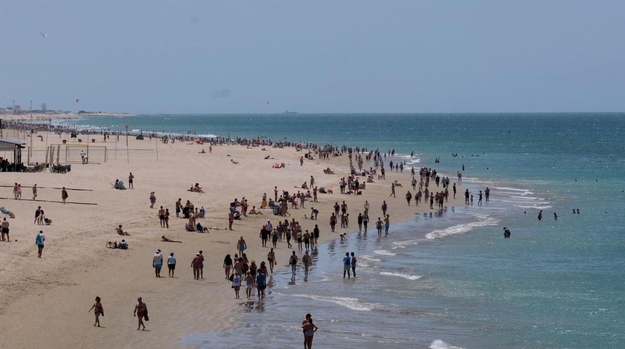 Imagen del primer fin de semana de baño permitido en las playas de Cádiz tras el confinamiento.