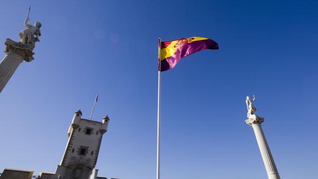 ¿Prohibido izar la bandera del Orgullo Gay o la republicana en Cádiz? El Supremo refuerza su doctrina