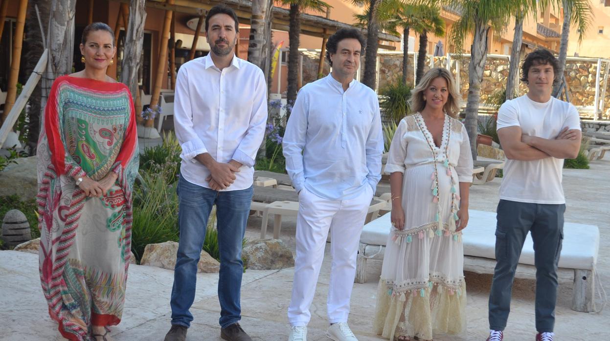 Pepe Rodríguez, Jordi Cruz y Samantha Vallejo-Nájera y representantes municipales