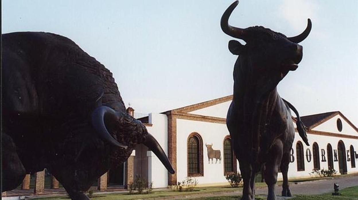 Dos esculturas taurinas presiden la entrada de la bodega en El Puerto de Santa María