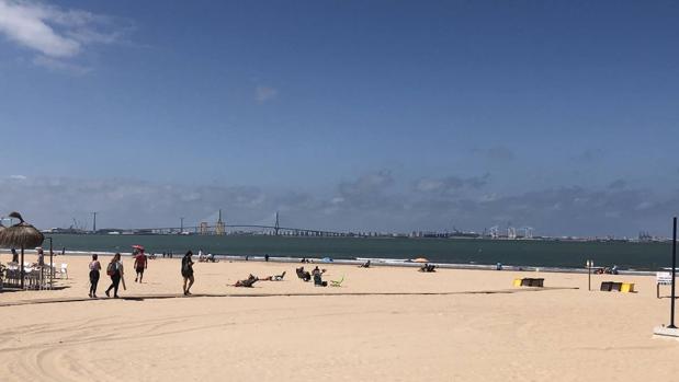 Discreto éxodo a las playas gaditanas en las vísperas del fin de semana