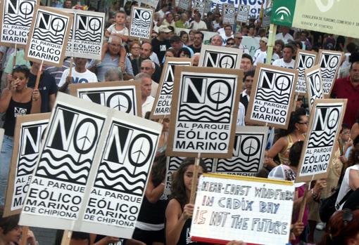 Protestas en la provincia en 2010 contra los molinos en el mar