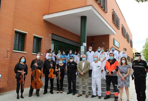 Un cuarteto de músicos de Tomares de la ROSS rinde homenaje a los profesionales implicados contra el virus