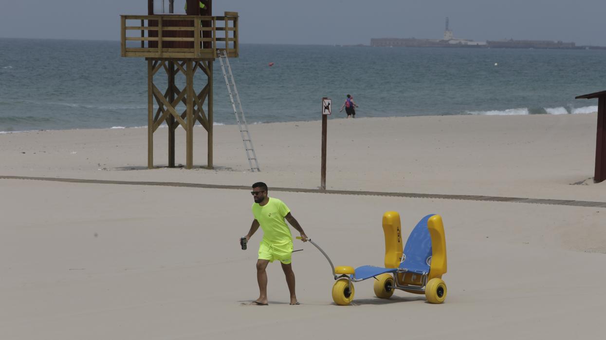 Trabajador en la playa de Cádiz