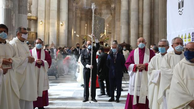 El Corpus de Cádiz se celebra sin cubrir aforo y sin el equipo de Gobierno