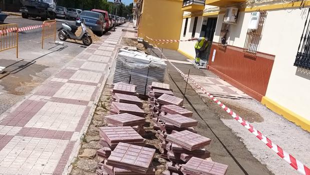Zafarrancho de obras de mejora de la accesibilidad en la barriada de Pablo VI de Alcalá de Guadaíra