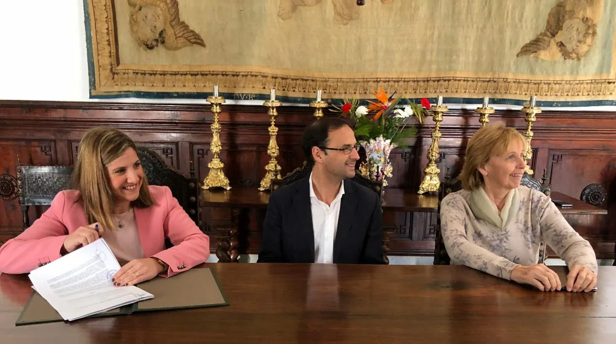 La presidenta de la institución provincial, Irene García, y la titular de la Fundación Casa Medina Sidonia, Lilianne Dahlman, han suscrito el convenio que regula esta alianza.