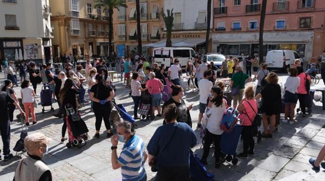 Foto de archivo de reparto de comida en la capital gaditana.