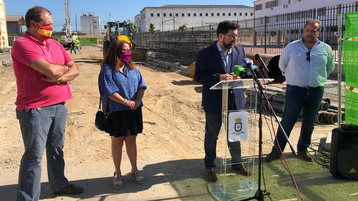 El alcalde de Lora del Río, Antonio Enamorado, durante la inauguración oficial de las obras