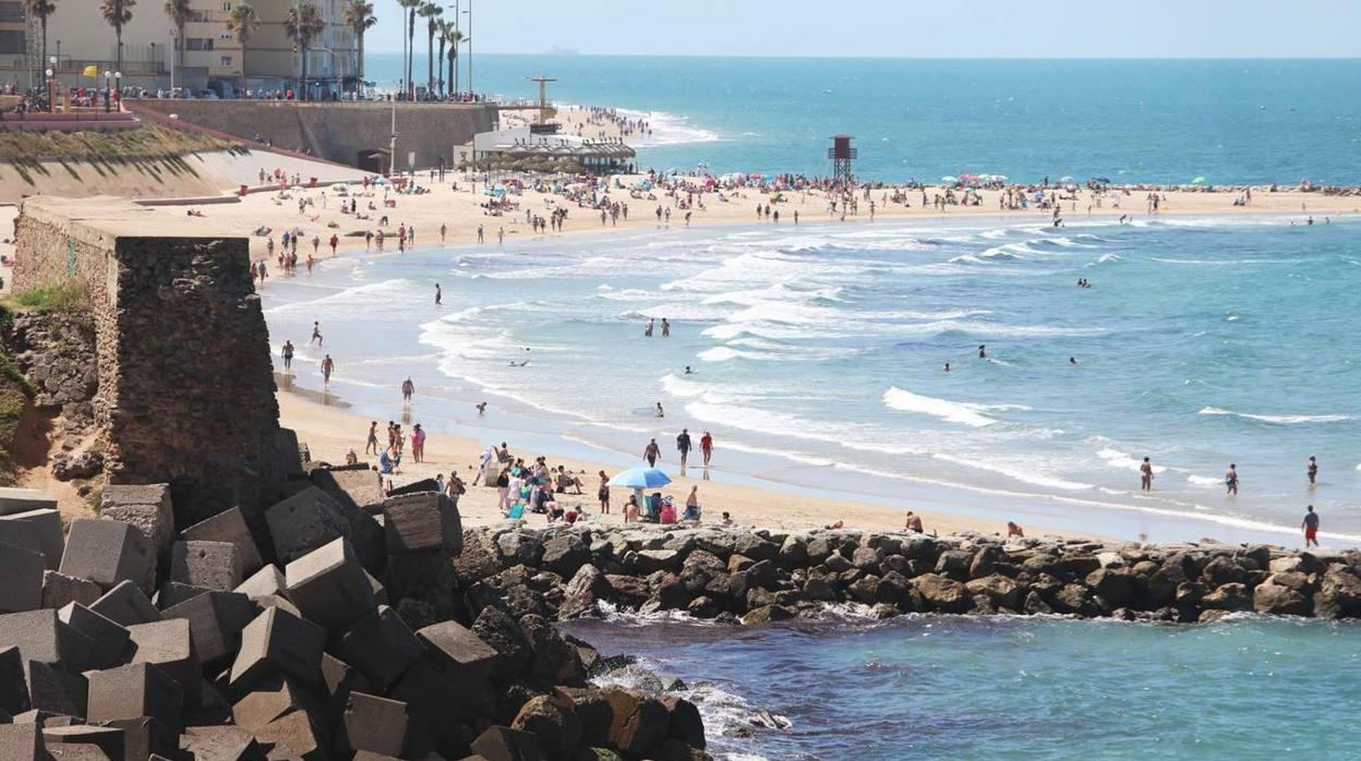 La playa Santa María del Mar rebasó su aforo permitido días atrás.